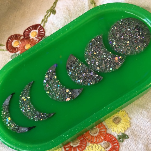 Handmade bright green lunar phase tray - Picture 2 of 5
